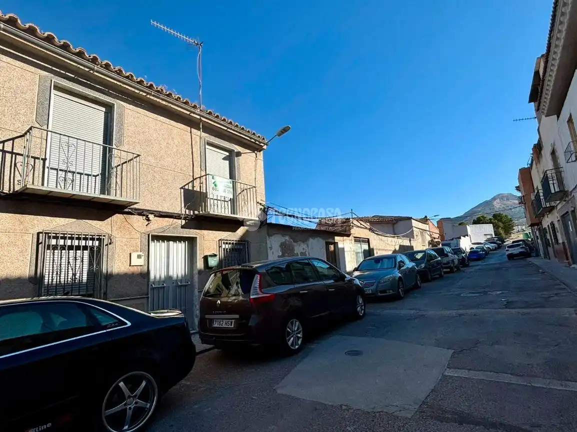 Vista exterior de Casa adosada en venda en Jódar amb Terrassa i Balcó
