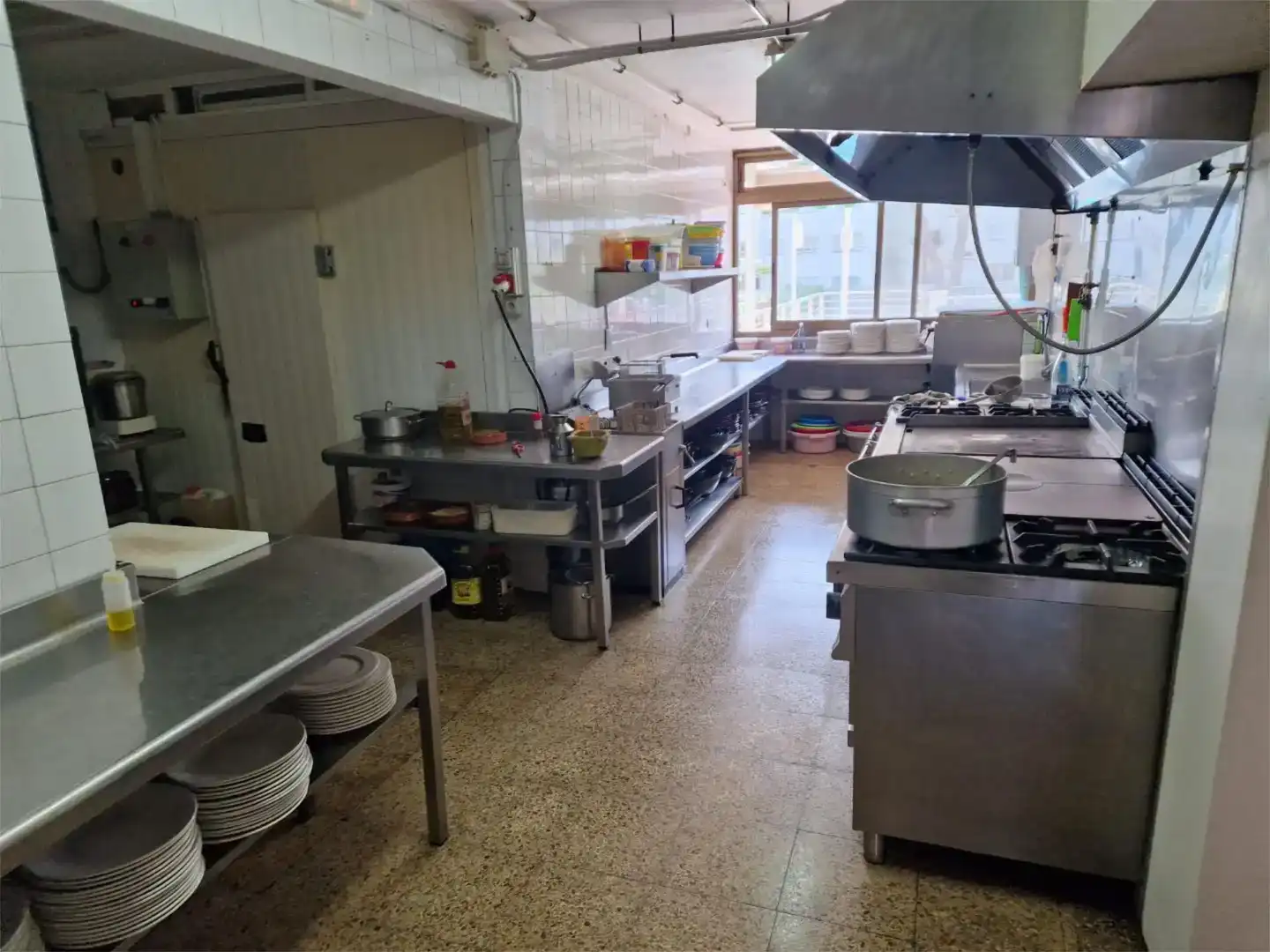 Cuina de Local de lloguer en Altafulla amb Aire condicionat i Moblat
