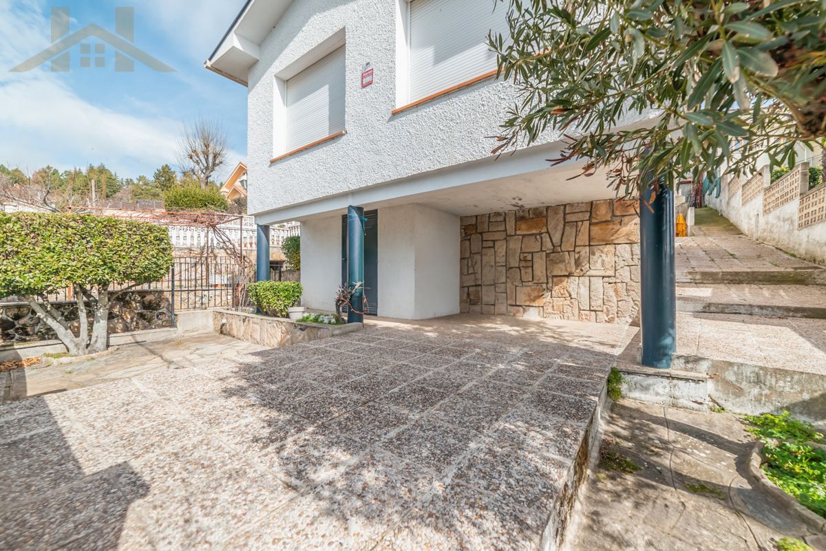 Exterior view of House or chalet for sale in Miraflores de la Sierra  with Heating, Private garden and Terrace