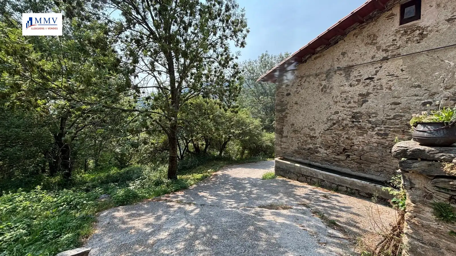 Vista exterior de Finca rústica en venda en Vilallonga de Ter amb Jardí privat i Moblat
