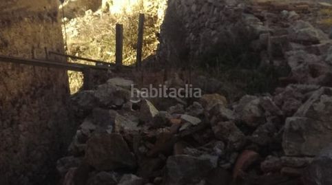 Terrenos con casas en ruinas
