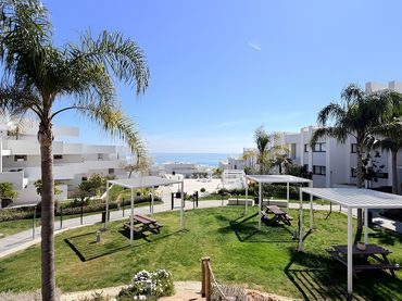 Bajo con piscina en venta en La Duquesa