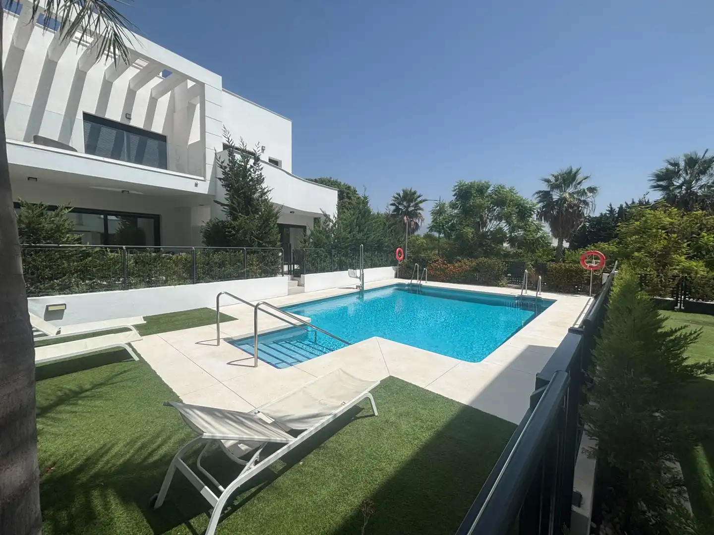 Piscina de Casa adosada en venda en Estepona amb Aire condicionat, Calefacció i Jardí privat