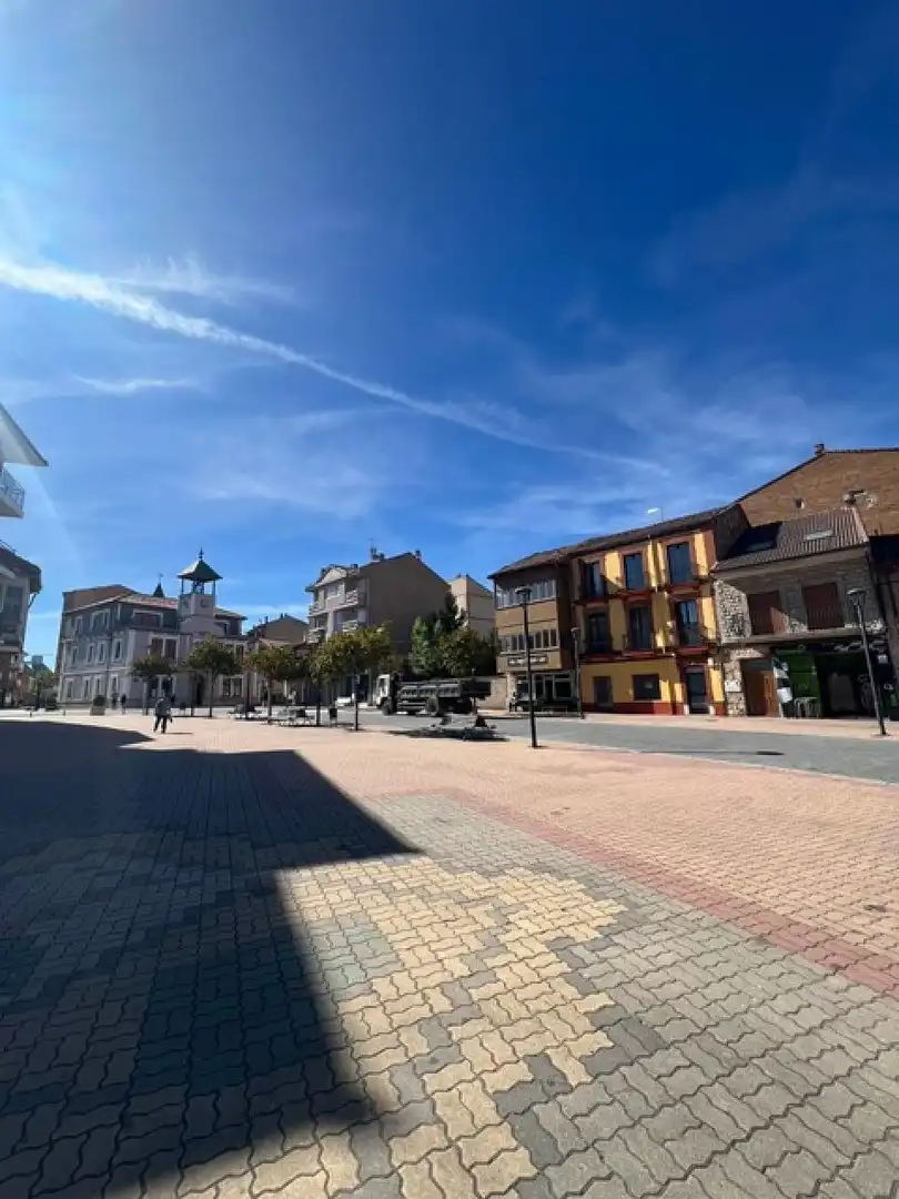 Vista exterior de Casa o xalet en venda en La Robla  amb Calefacció, Terrassa i Traster