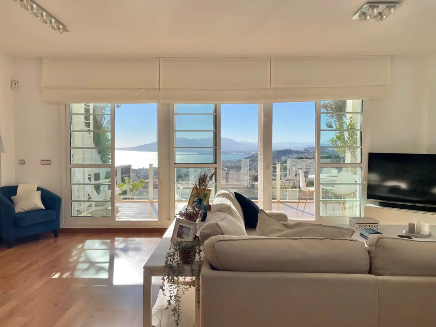 Wohnzimmer von Einfamilien-Reihenhaus zum Verkauf in Málaga mit Klimaanlage, Heizung und Privatgarten