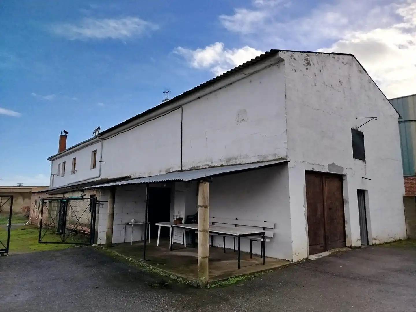 Vista exterior de Casa o xalet en venda en Onzonilla amb Calefacció, Jardí privat i Parquet
