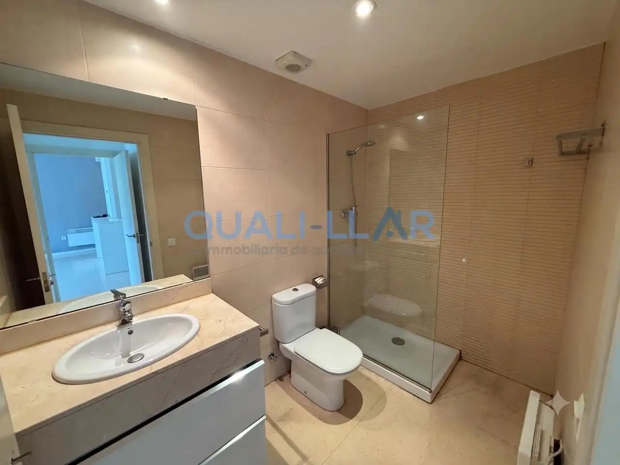 Baño de Apartamento en venta en Vilanova i la Geltrú con Calefacción, Trastero y Balcón