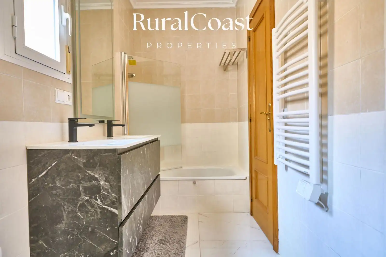 Baño de Casa adosada en venta en Aigües con Aire acondicionado, Calefacción y Jardín privado