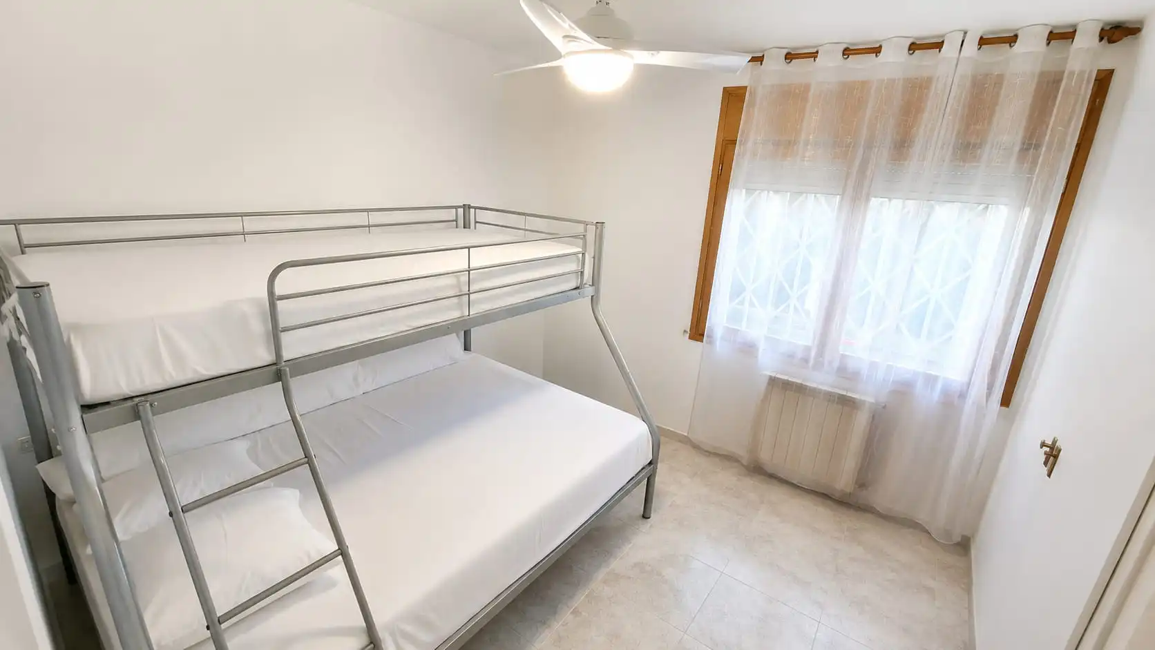 Habitación de Apartamento de alquiler en El Vendrell con Calefacción y Jardín privado