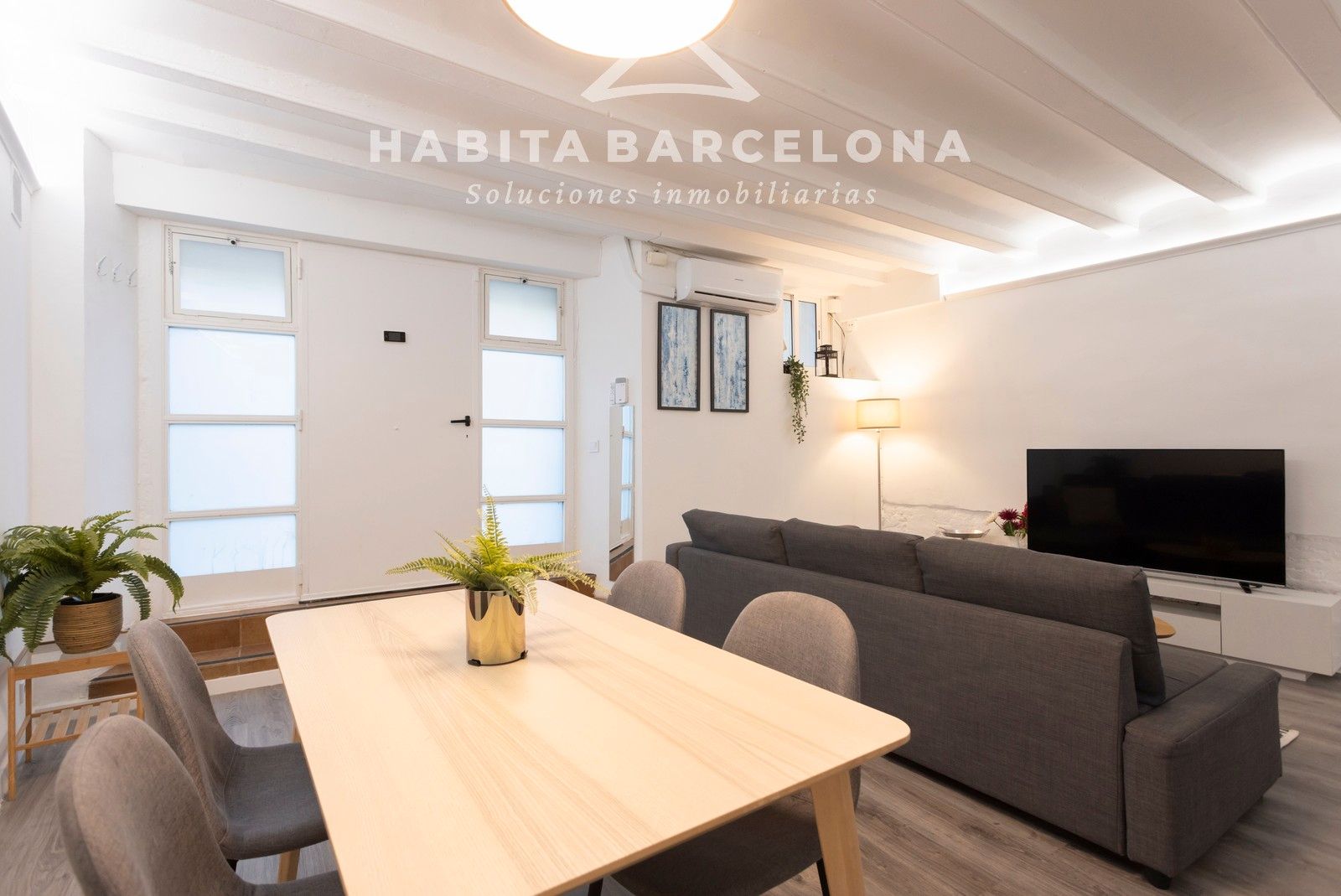 Exterior view of Duplex for sale in  Barcelona Capital  with Air Conditioner, Heating and Parquet flooring