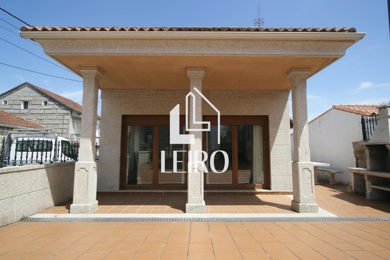 Exterior view of House or chalet for sale in Vilagarcía de Arousa  with Heating, Terrace and Storage room