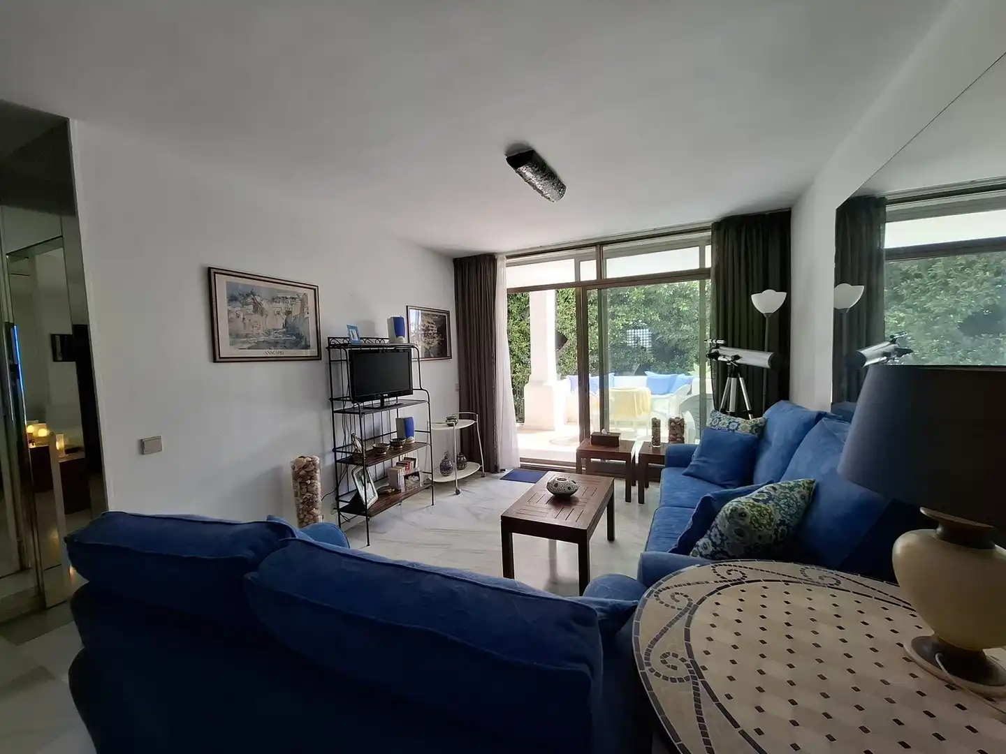 Sala d'estar de Pis en venda en Marbella amb Aire condicionat, Moblat i TV