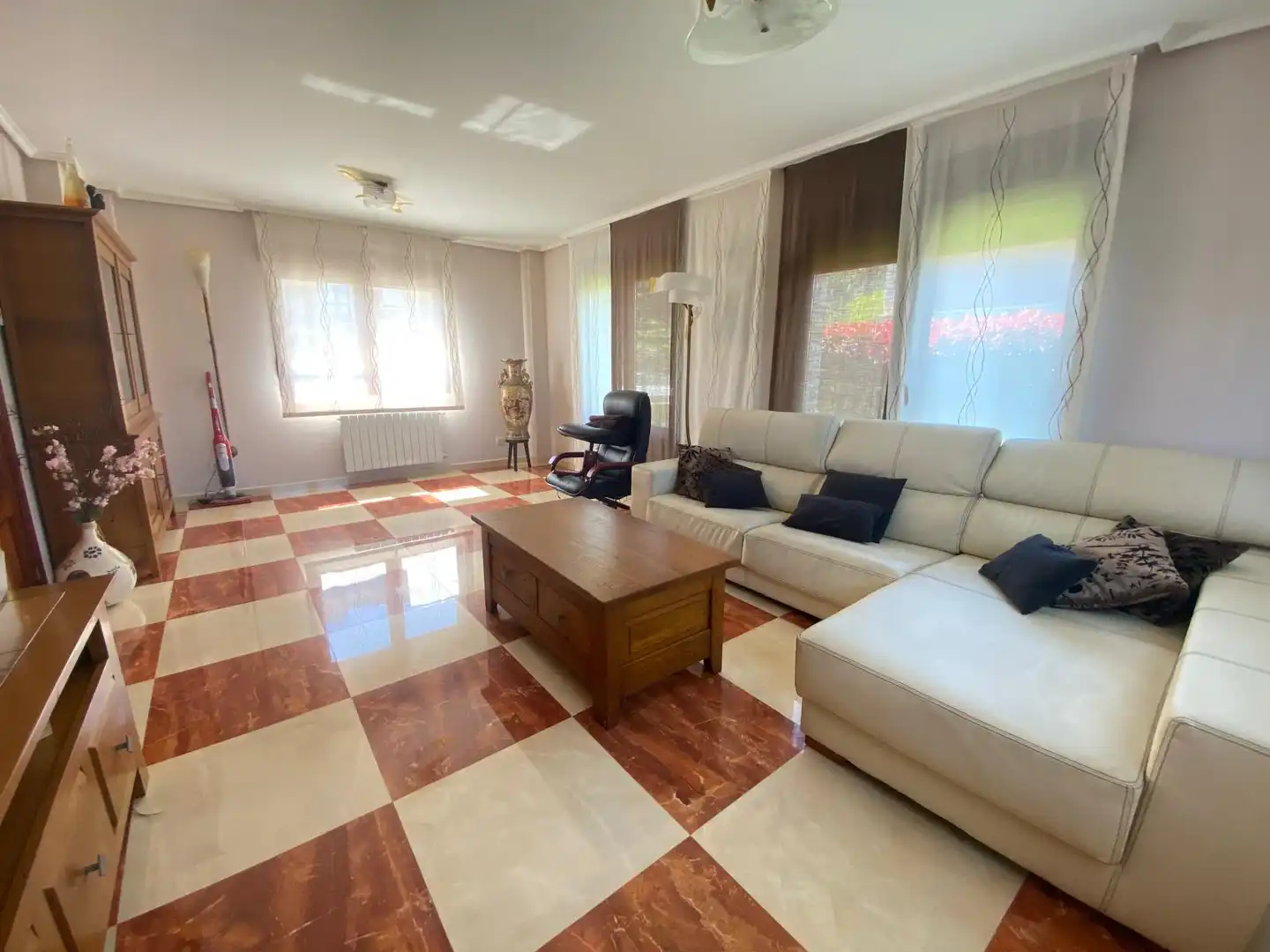 Sala de estar de Casa o chalet en venta en Castro-Urdiales con Calefacción, Jardín privado y Terraza