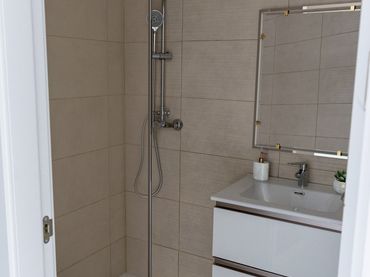 Casa aparellada amb piscina en venda a Carrer de Xipre