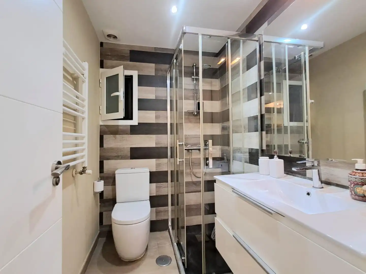 Baño de Piso en venta en Madrid con Aire acondicionado, Calefacción y Jardín privado