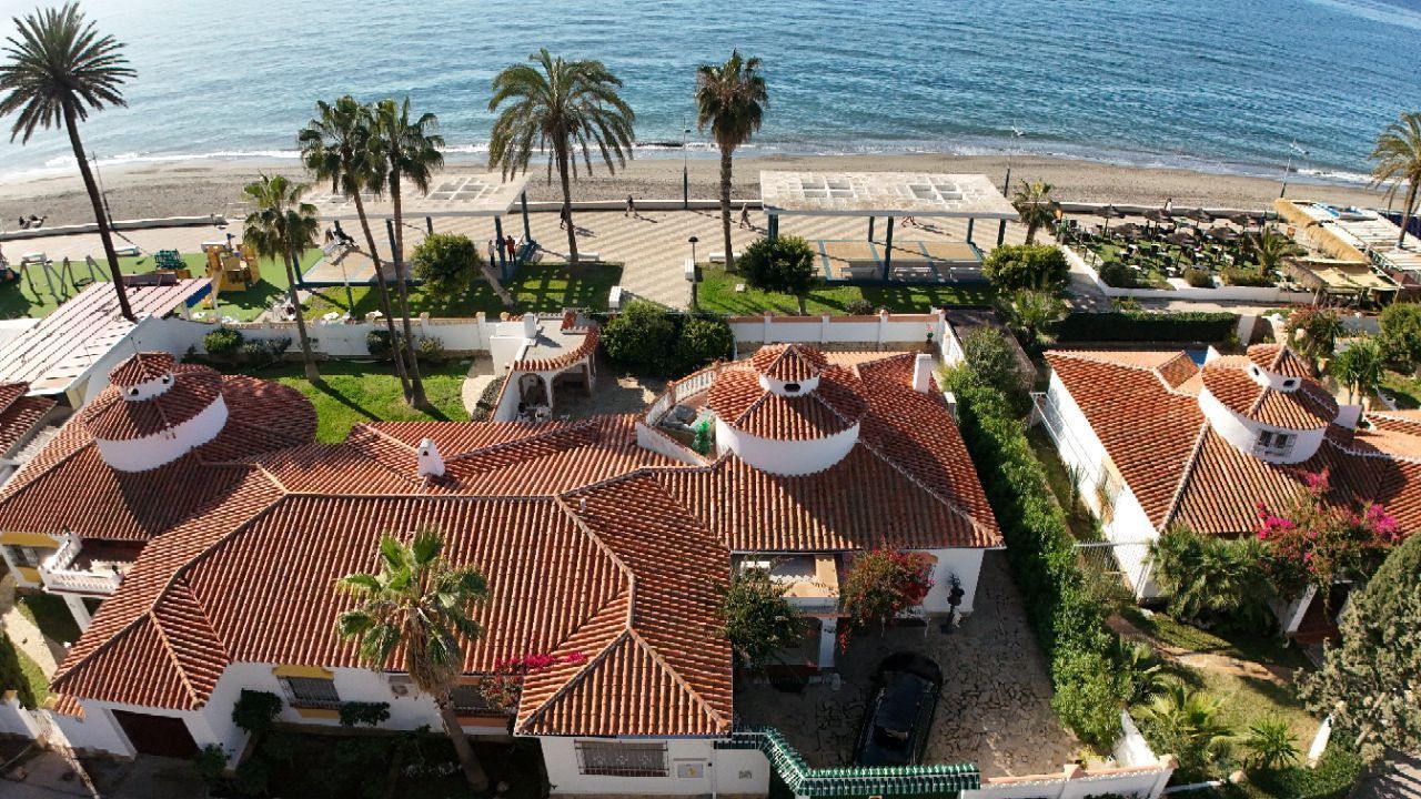 Vista exterior de Casa o xalet en venda en Torrox amb Aire condicionat, Jardí privat i Terrassa