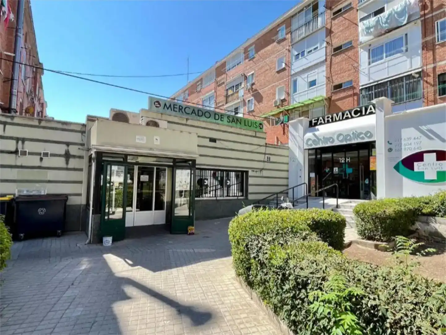Vista exterior de Local en venda en Madrid amb Moblat
