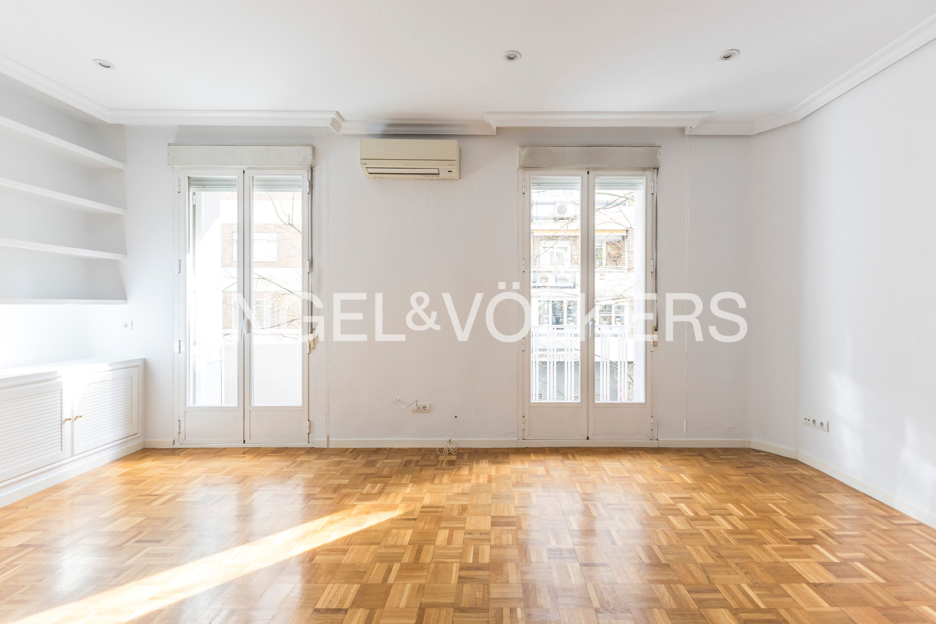 Living room of Flat for rent in  Madrid Capital  with Air Conditioner, Heating and Parquet flooring