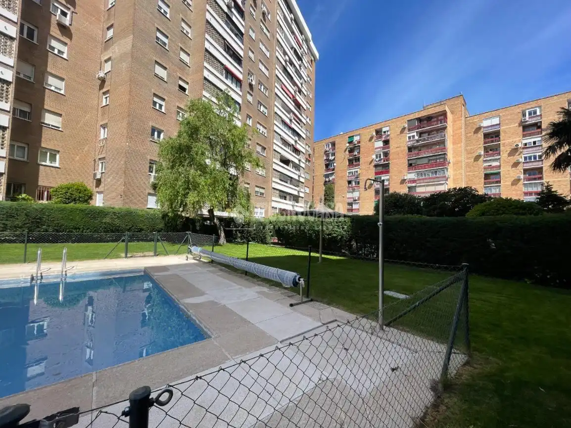 Vista exterior de Pis en venda en Madrid amb Calefacció