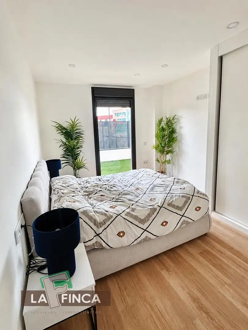 Habitación de Piso en venta en Oviedo  con Calefacción, Parquet y Terraza
