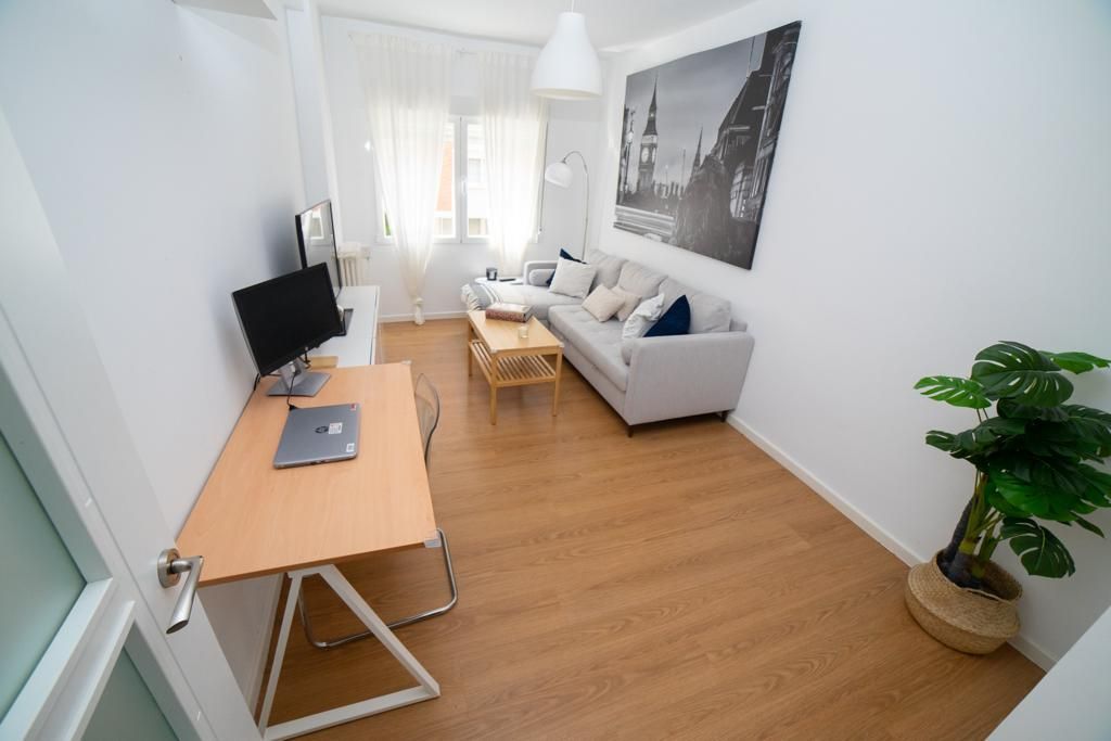 Living room of Flat to rent in  Madrid Capital  with Air Conditioner, Heating and Parquet flooring