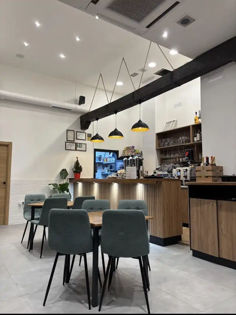 Menjador de Local en venda en Madrid amb Aire condicionat