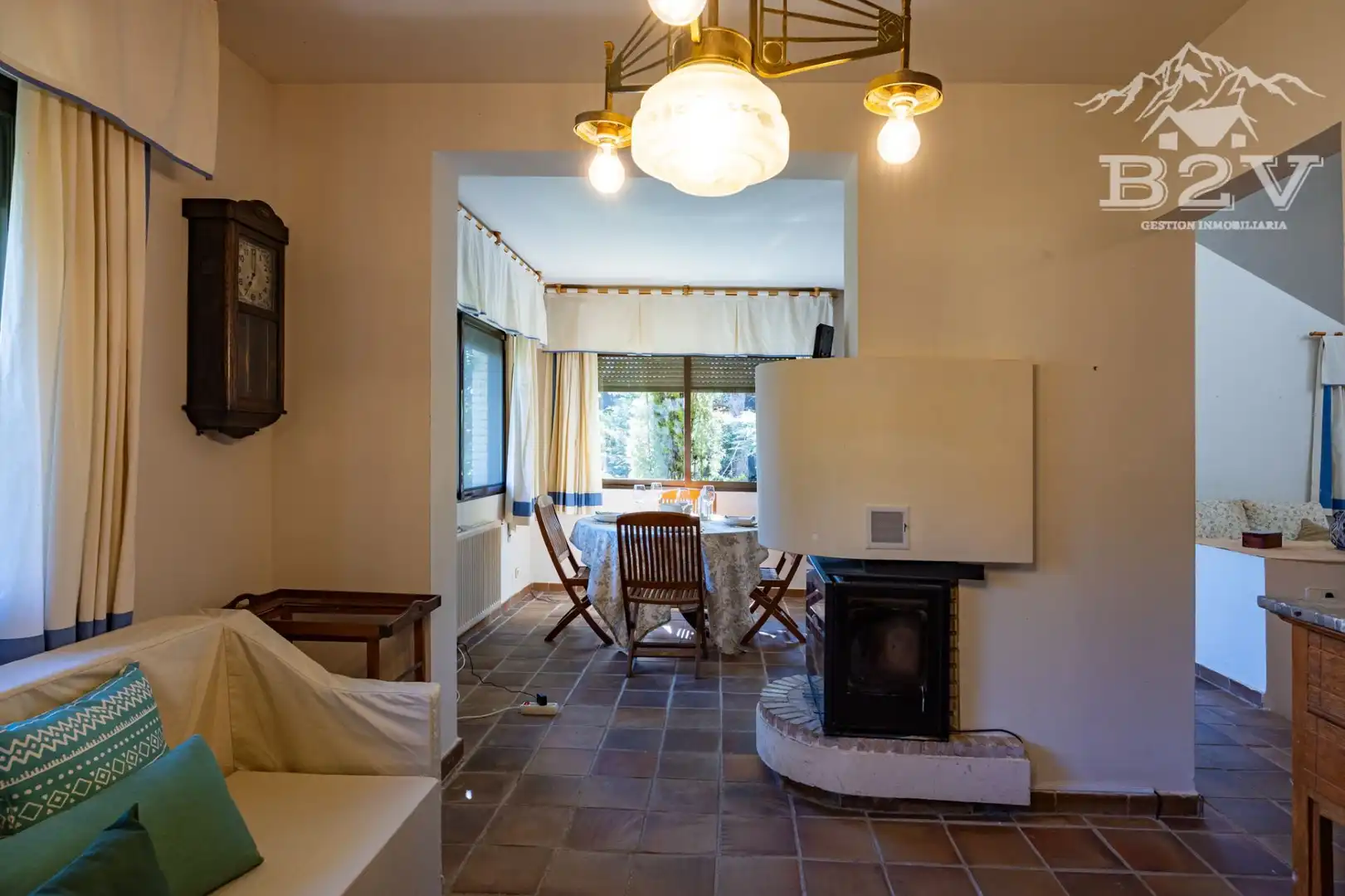 Sala d'estar de Casa o xalet en venda en Miraflores de la Sierra amb Calefacció, Jardí privat i Traster