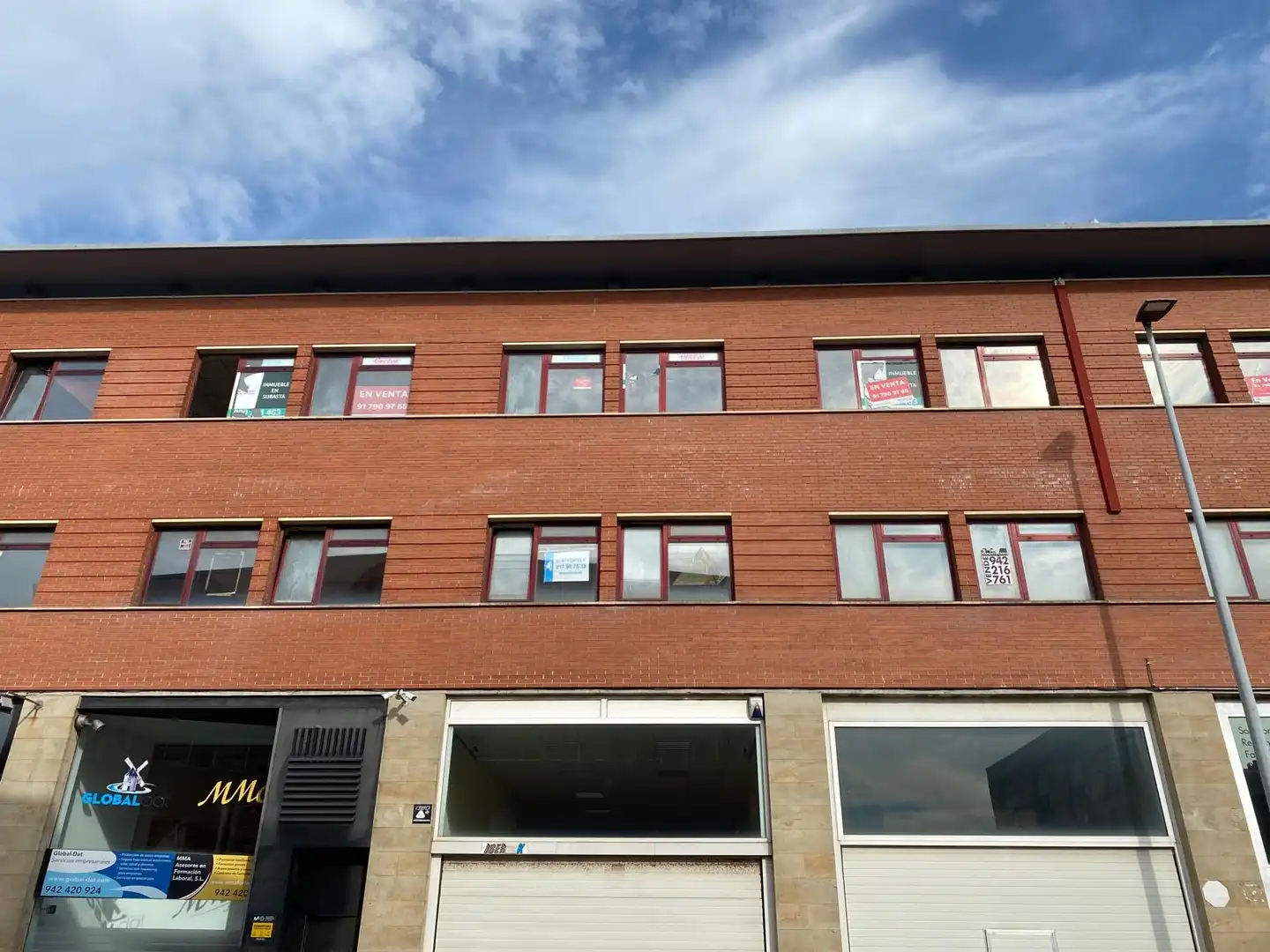 Vista exterior de Oficina en venda en Santander