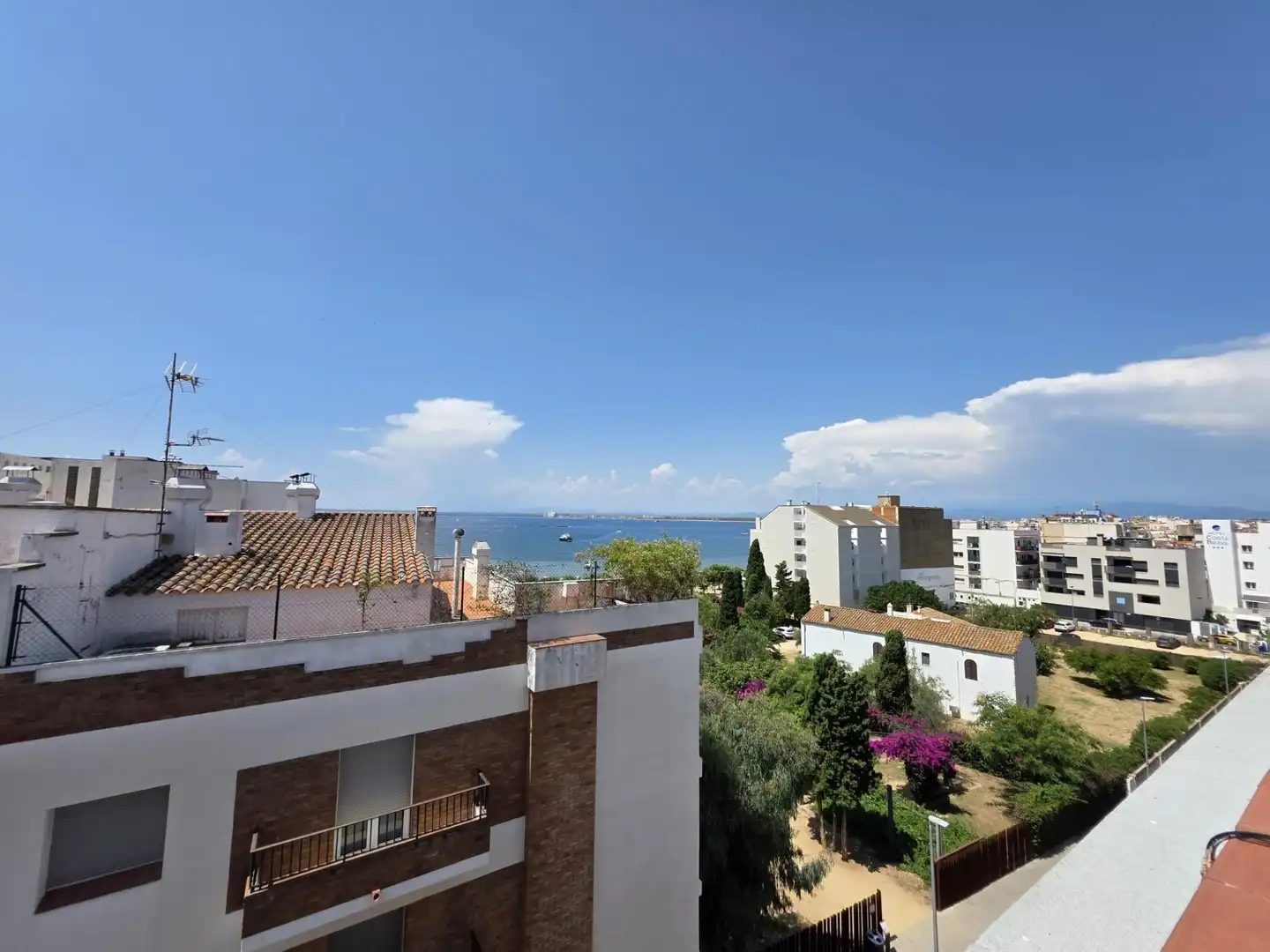 Vista exterior de Àtic en venda en Roses amb Aire condicionat, Calefacció i Terrassa