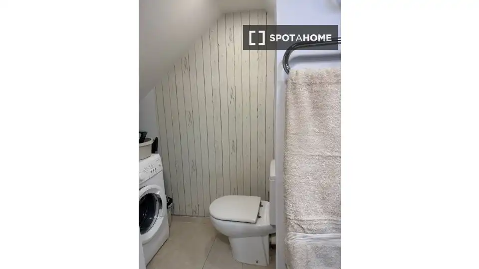 Bathroom of Study for share in Alcalá de Henares  with Air Conditioner, Heating and Terrace