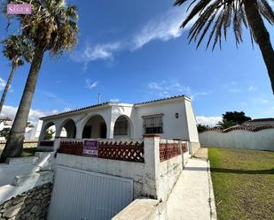 Vista exterior de Casa o xalet en venda en Conil de la Frontera amb Jardí privat, Terrassa i Traster