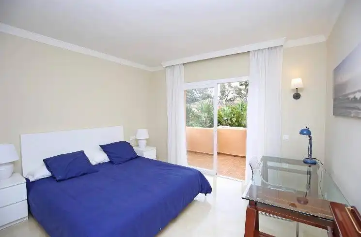 Dormitori de Casa adosada de lloguer en Estepona amb Aire condicionat, Terrassa i Moblat