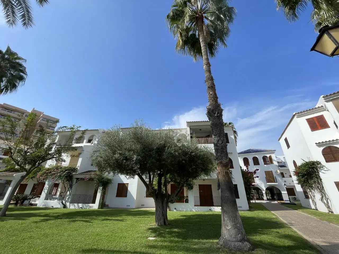 Vista exterior de Dúplex en venda en La Manga del Mar Menor amb Aire condicionat, Calefacció i Jardí privat