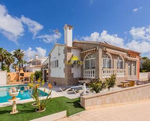 Vista exterior de Casa o xalet de lloguer en La Manga del Mar Menor amb Aire condicionat, Calefacció i Jardí privat