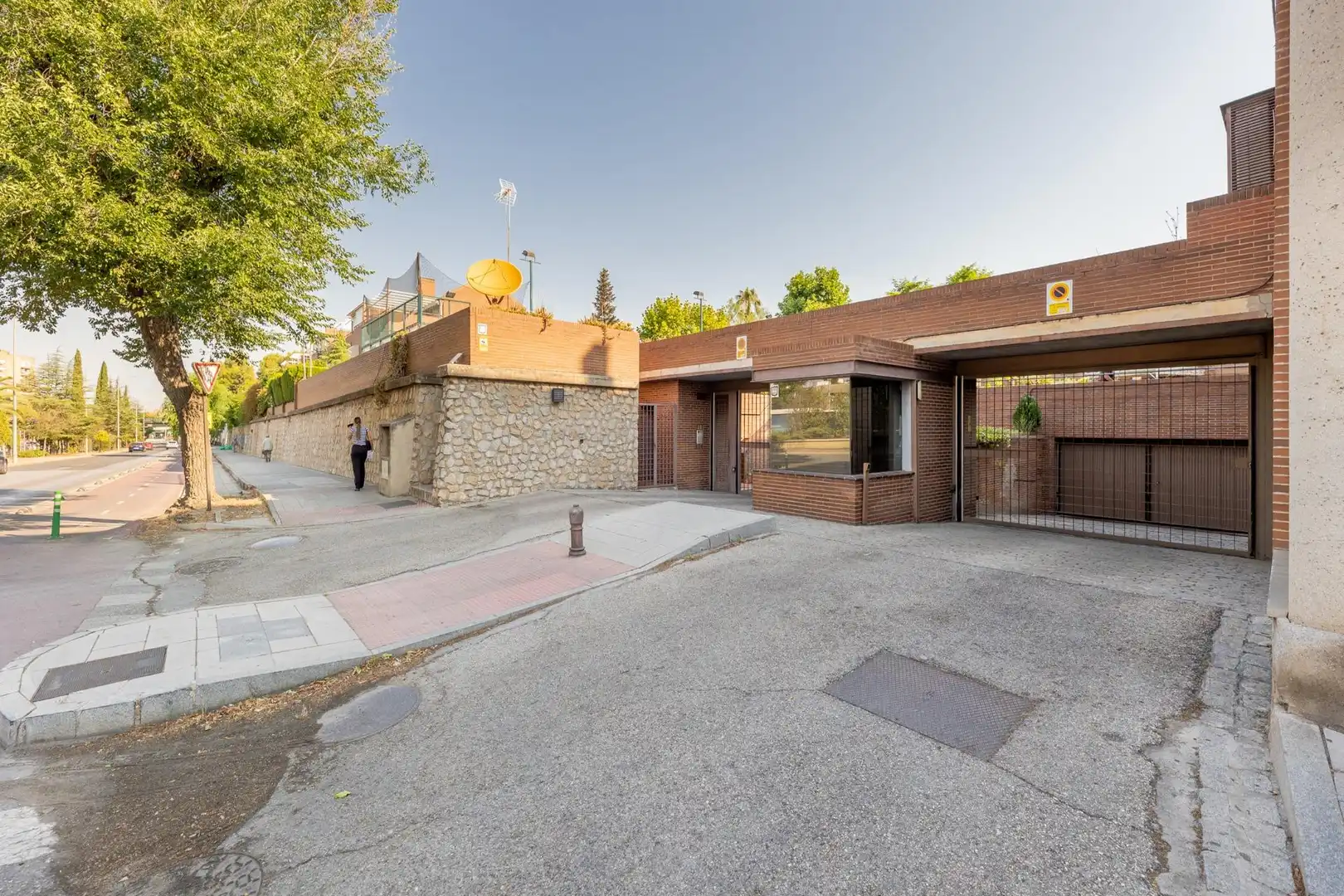 Vista exterior de Casa adosada en venda en Granada amb Aire condicionat, Calefacció i Jardí privat