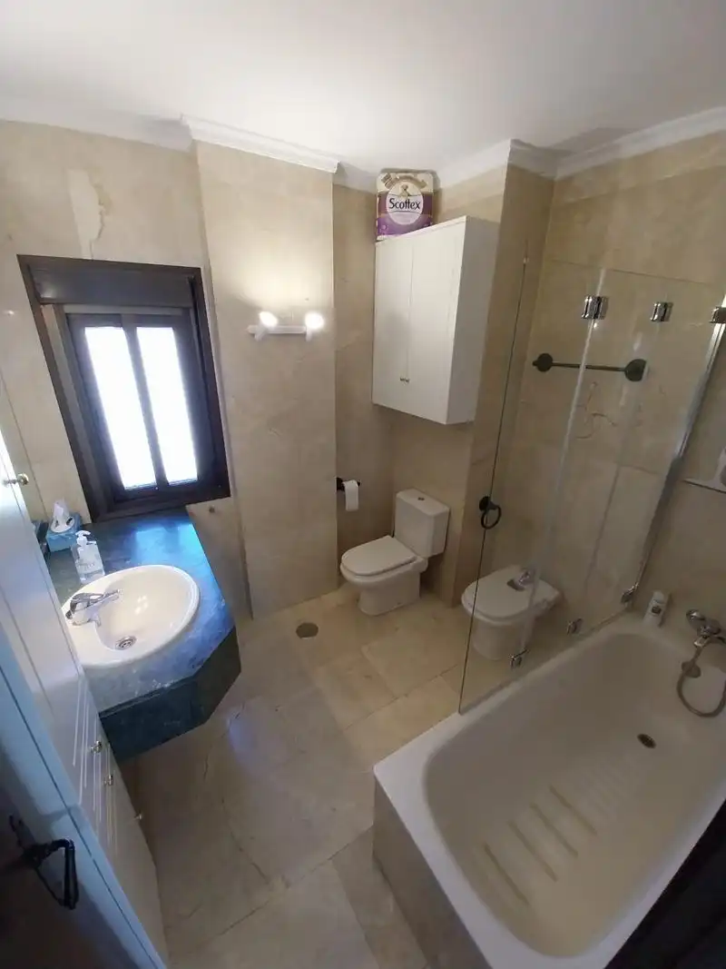 Baño de Piso de alquiler en Estepona con Terraza