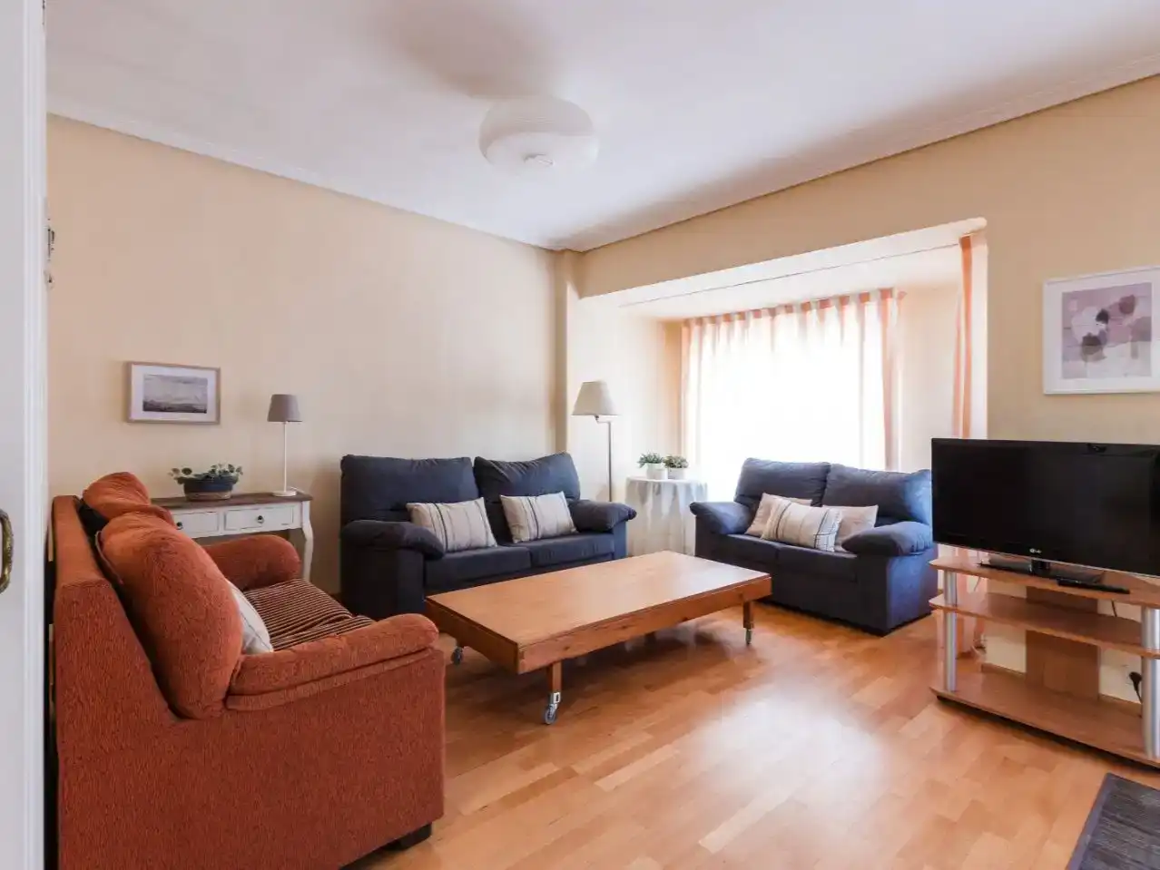 Sala d'estar de Pis de lloguer en  Logroño amb Parquet i Moblat