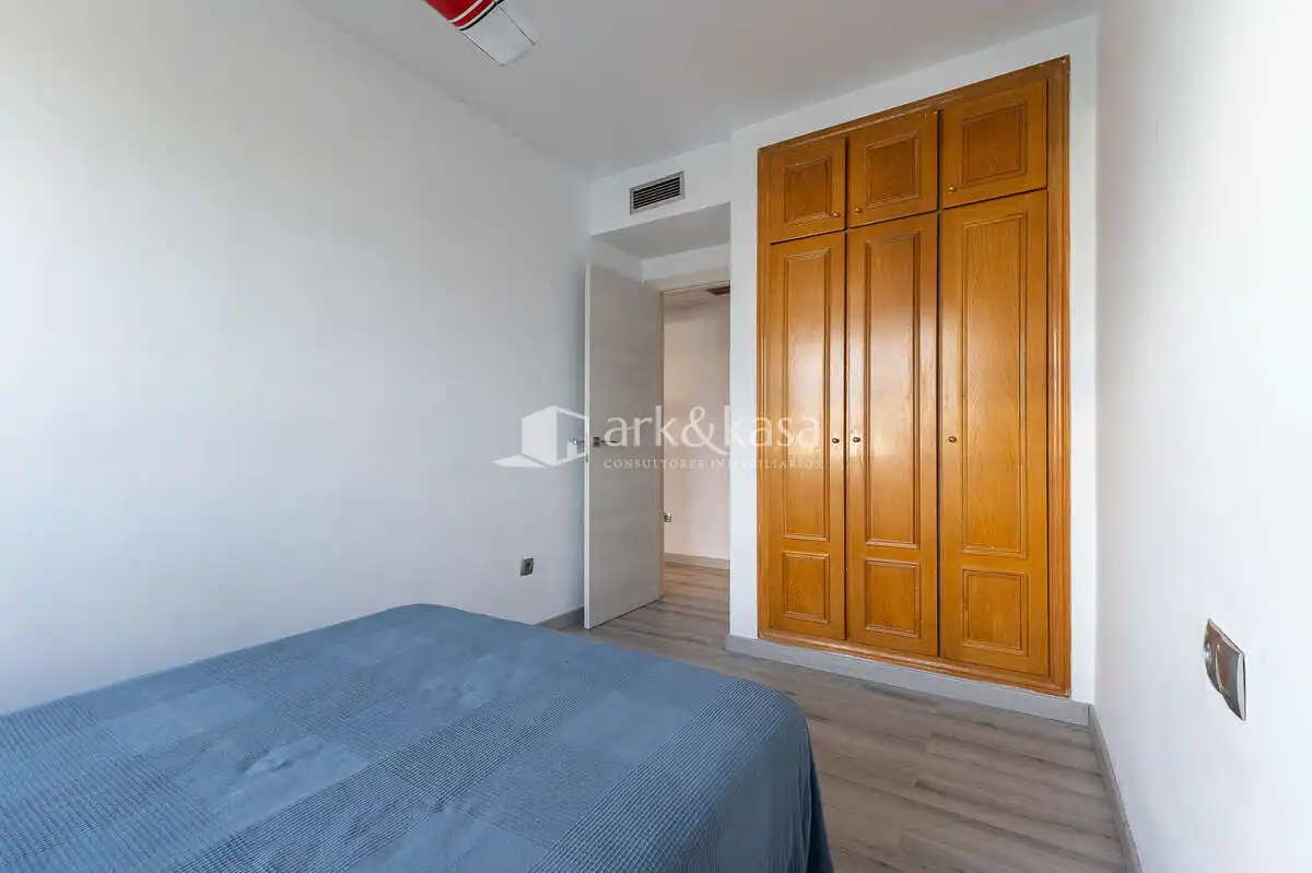 Schlafzimmer von Wohnung zum Verkauf in Valencia mit Klimaanlage, Abstellraum und Ofen