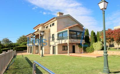 Vista exterior de Casa o xalet en venda en Nigrán amb Aire condicionat, Terrassa i Piscina