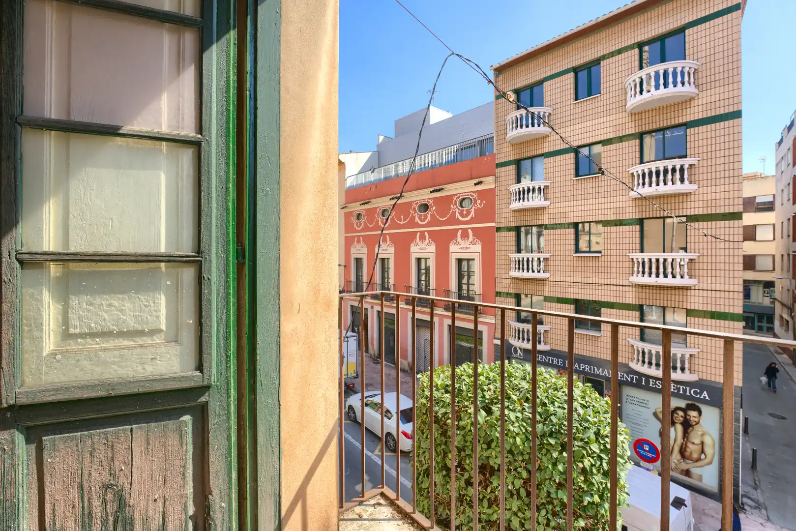 Vista exterior de Casa adosada en venda en Reus amb Terrassa i Balcó