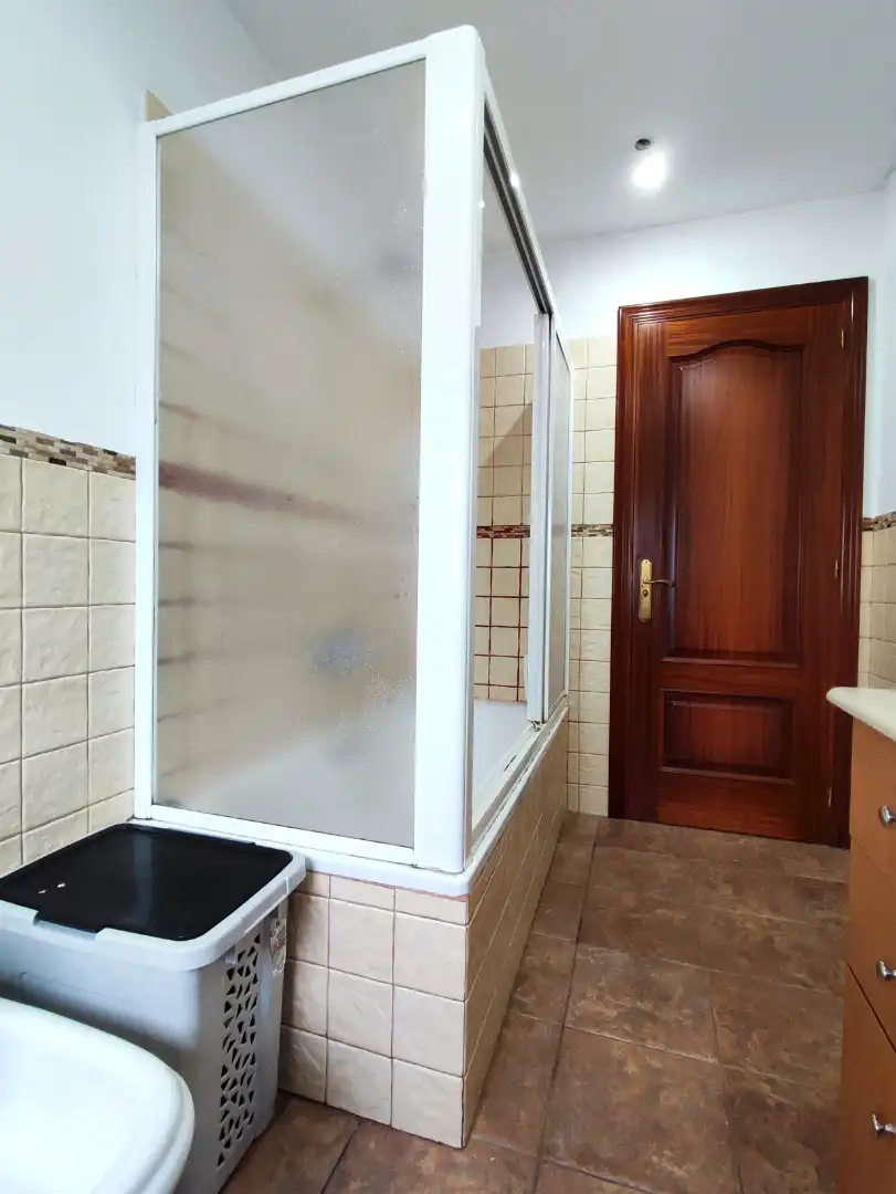 Bany de Casa o xalet en venda en Arteixo amb Calefacció, Jardí privat i Parquet
