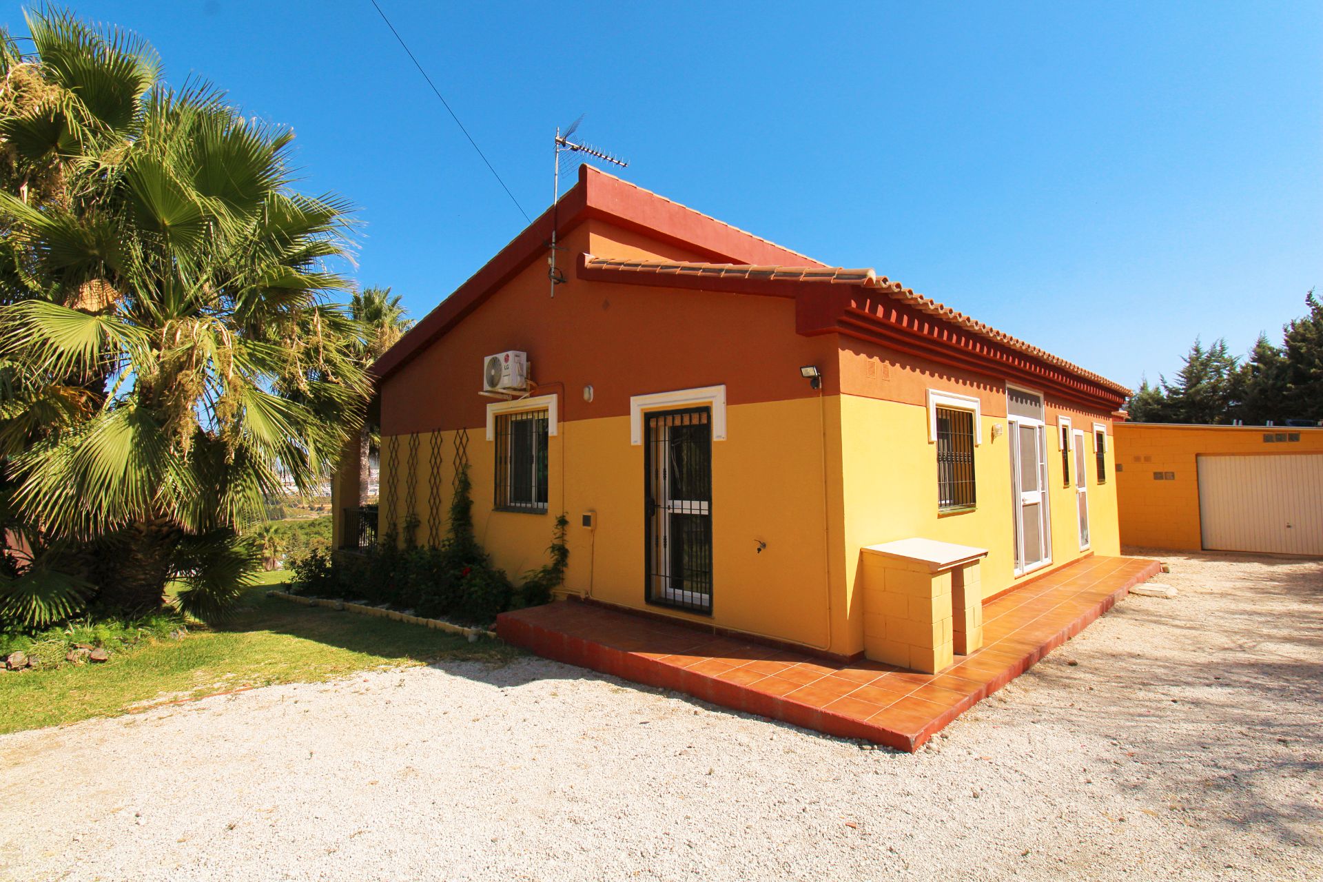 Vista exterior de Casa o xalet en venda en Alhaurín de la Torre amb Aire condicionat, Calefacció i Jardí privat