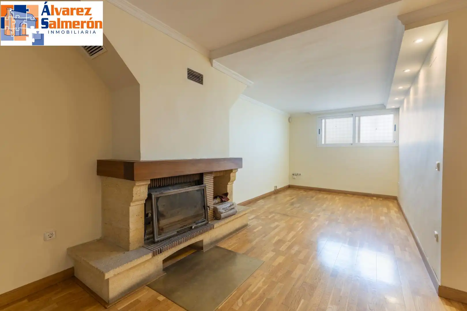 Sala d'estar de Casa adosada en venda en Granada amb Aire condicionat, Calefacció i Terrassa