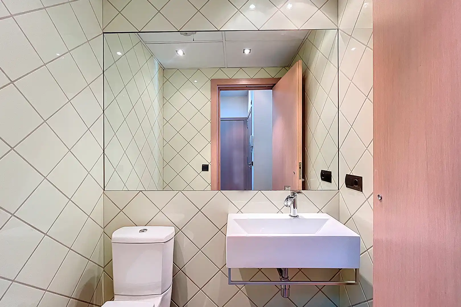 Bathroom of Attic for sale in Escaldes – Engordany  with Air Conditioner, Heating and Terrace
