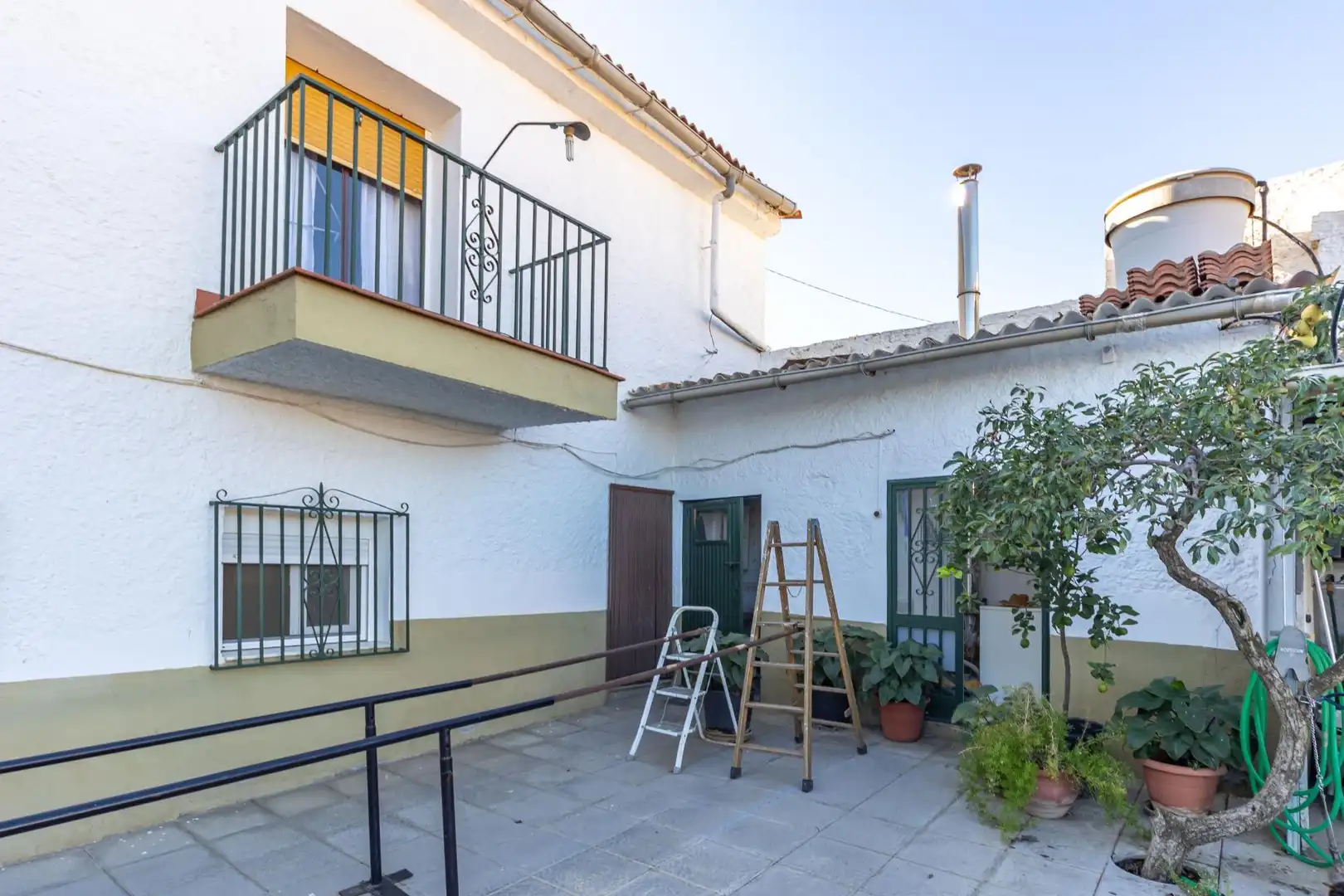 Vista exterior de Finca rústica en venda en Guadix amb Calefacció, Jardí privat i Traster