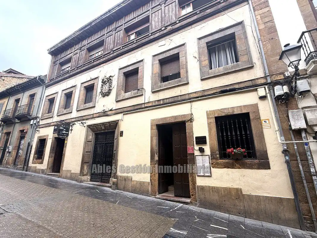 Außenansicht von Wohnung zur Miete in Oviedo  mit Heizung, Parkett und Abstellraum