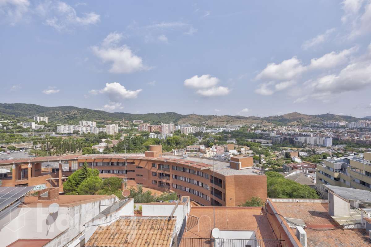Vista exterior de Pis en venda en  Barcelona Capital amb Parquet, Traster i Balcó