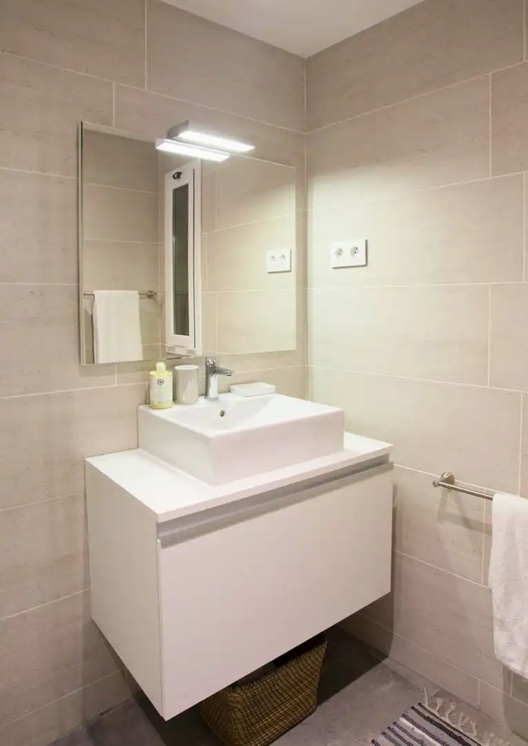 Badezimmer von Wohnung zum Verkauf in Barcelona mit Heizung, Ofen und Mikrowelle