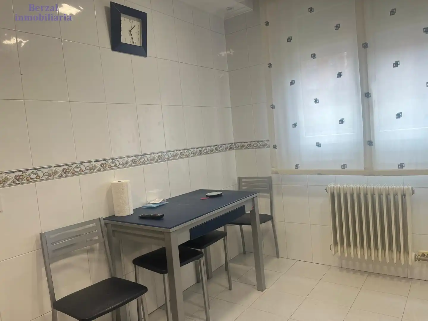 Cuina de Casa adosada en venda en  Logroño amb Aire condicionat, Calefacció i Jardí privat