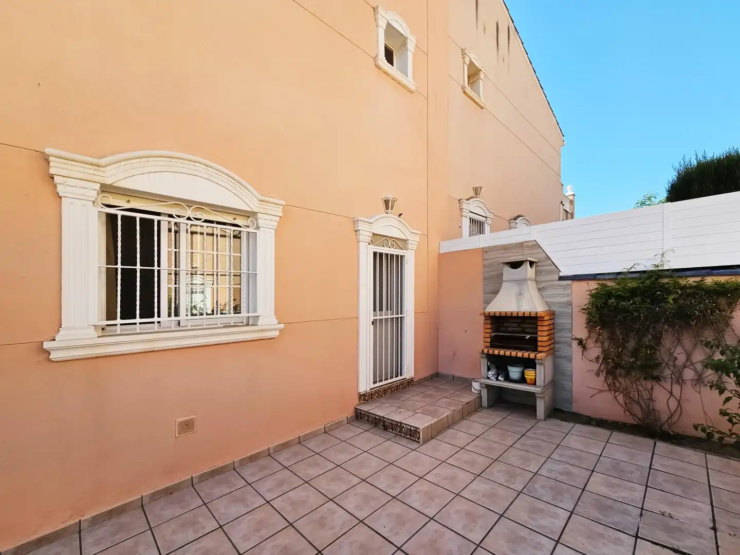 Außenansicht von Einfamilien-Reihenhaus zum Verkauf in Santa Pola mit Heizung, Privatgarten und Terrasse